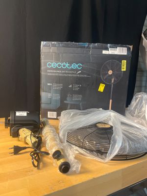 une table sur laquelle se trouvent un ventilateur et d'autres objets
