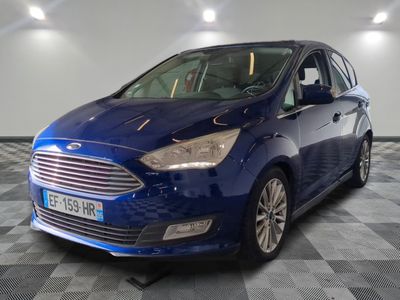 une Ford C-Max bleue garée sur un sol à damier