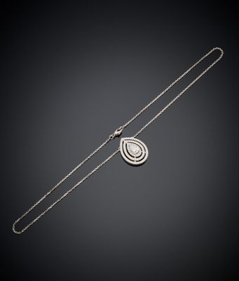 un collier en argent orné d'un motif en spirale sur fond noir
