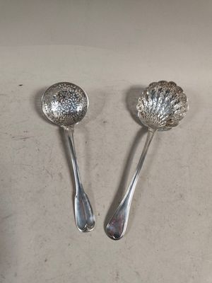 deux cuillères placées l'une à côté de l'autre sur une table