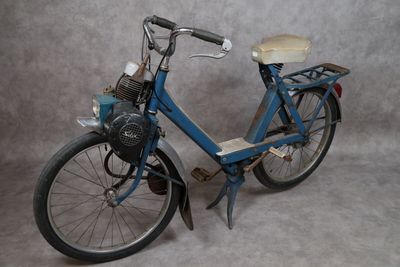 un vélo bleu avec un panier à l'arrière