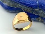 bague chevalière en or jaune ornée d'une étoile sur une pierre de lapis-lazuli
