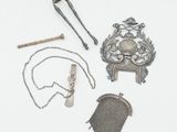 beaucoup d'objets en argent sur une surface blanche