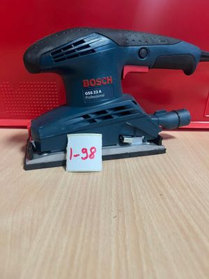 une ponceuse orbitale Bosch posée sur une table, avec son étiquette de prix