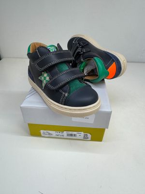 une paire de chaussures qui se trouve sur le dessus d'une boîte