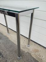 Table console, plateau en verre, piètement chromé. (photo 5)