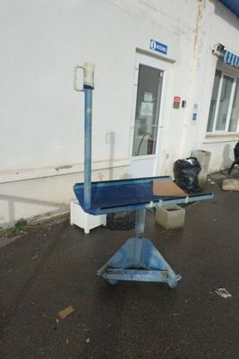 une machine bleue garée devant un immeuble, au bord de la rue