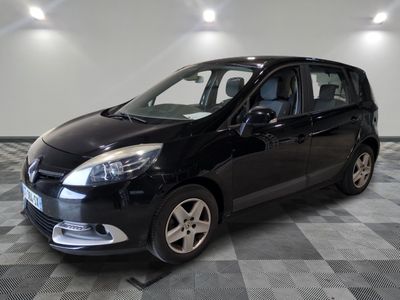 la photo d'une voiture noire garée dans un garage