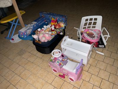 une petite voiture de jouet pour enfant et une autre petite voiture de jouet pour enfant posées par terre