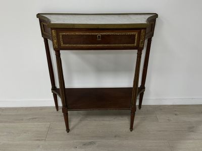 une vieille table en bois avec un plateau en verre et un tiroir