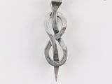 un pendentif en argent orné d'un nœud, posé sur un fond blanc