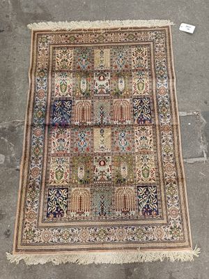 un tapis posé par terre, sur lequel est accrochée une étiquette
