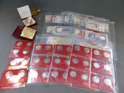 de nombreuses pièces de monnaie de toutes sortes dans un sac posé sur la table