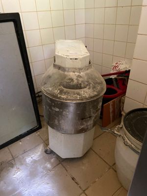 Un Pétrin 20 L pour pâtes à pizzas sans marque apparente - F…