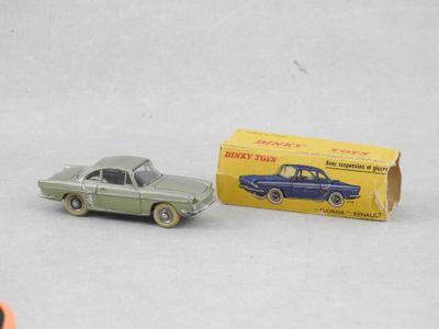 une petite voiture et une boîte posées sur une surface blanche
