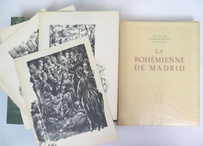 plusieurs livres sont empilés sur une table