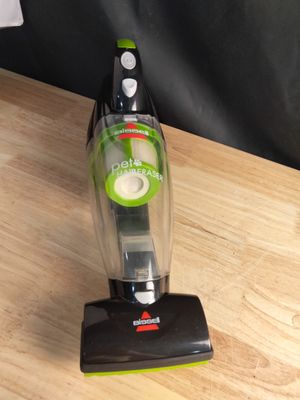 un gros plan d'un aspirateur posé sur une surface en bois