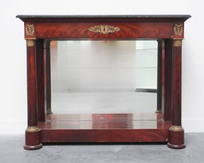 une petite table en bois sur laquelle se trouve un miroir
