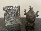 deux petits objets métalliques posés sur une table noire