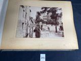 une vieille photo d'une rue dans une ville