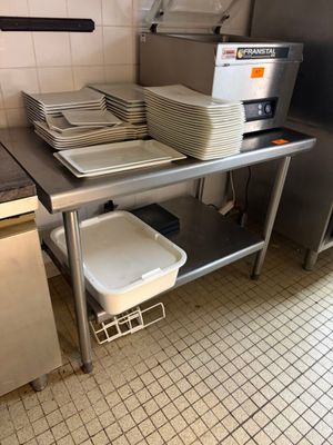 beaucoup d'assiettes et de casseroles posées sur une table dans la cuisine