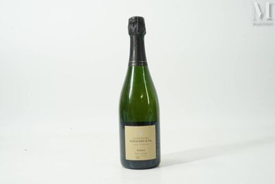 une bouteille de vin posée sur une table