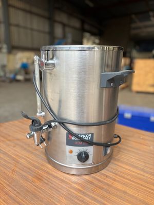 une photo d'une casserole en acier inoxydable posée sur une table en bois