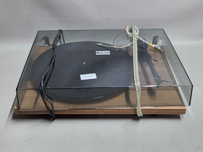 une image représentant une platine sur laquelle est fixé un lecteur de disques