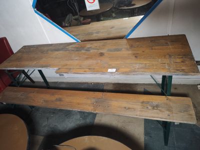 un banc en bois et un miroir dans une pièce