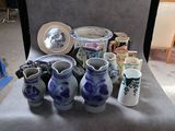 de nombreux vases posés sur une chaise