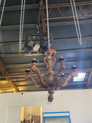 un lustre suspendu au plafond d'une pièce