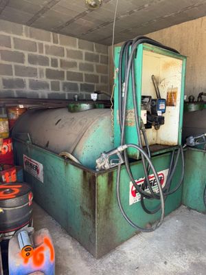 deux vieilles pompes à essence placées l'une à côté de l'autre dans un garage