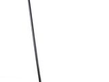 une lampe de bureau rouge avec un pied noir sur fond blanc