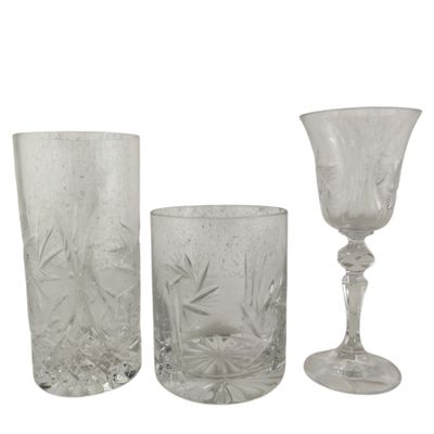 trois vases en verre posés l'un à côté de l'autre sur une surface blanche