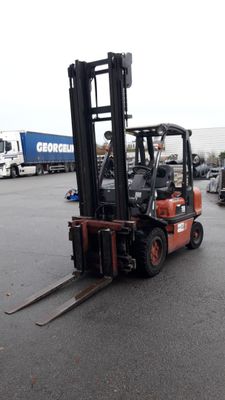 un chariot élévateur garé sur un parking