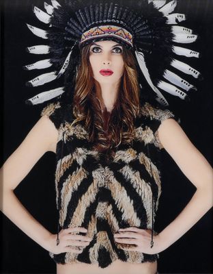 une femme coiffée d'une coiffe à plumes et posant pour une photo