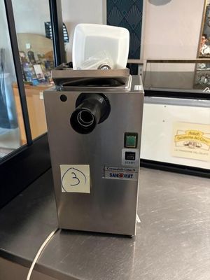 une machine posée sur un comptoir