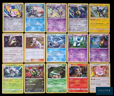 gros plan d'un paquet de cartes pokemon sur une table