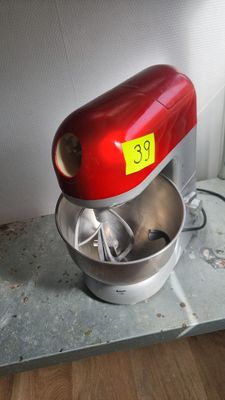un mixeur rouge posé sur un plan de travail