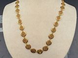 un collier en or exposé dans une vitrine