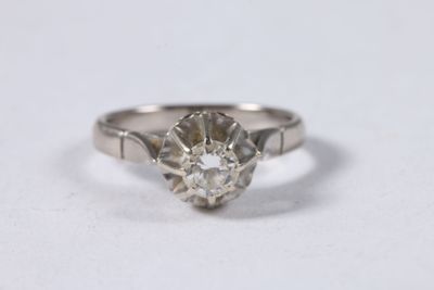 gros plan d'une bague en diamant sur une surface blanche