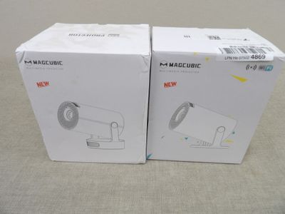 Deux boîtes du nouveau MacBook sont posées sur une table