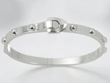 gros plan d'un bracelet sur fond blanc