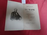 un livre ouvert sur lequel figure l'image d'un homme en costume