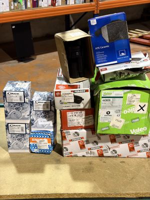une pile de boîtes posées sur le sol