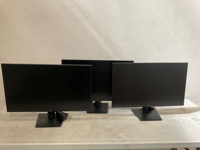 trois écrans d'ordinateur posés les uns à côté des autres sur une table