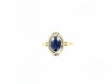 Gros plan sur une bague contenant une pierre bleue