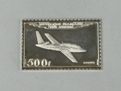 une photo d'un timbre sur lequel figure un avion