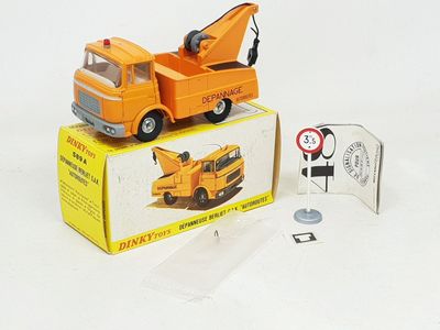un camion jouet posé sur une boîte