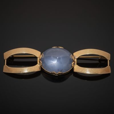 Broche en or jaune 585°°° (coquille) centrée d’un saphir éto…